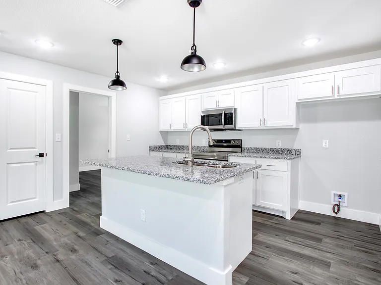 1400 Maple St — Photo 5