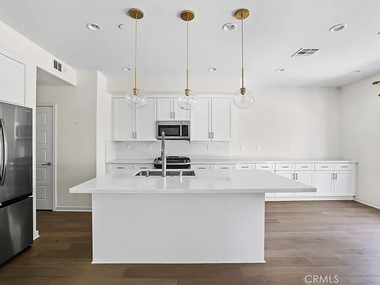 216 Finch — Photo 1