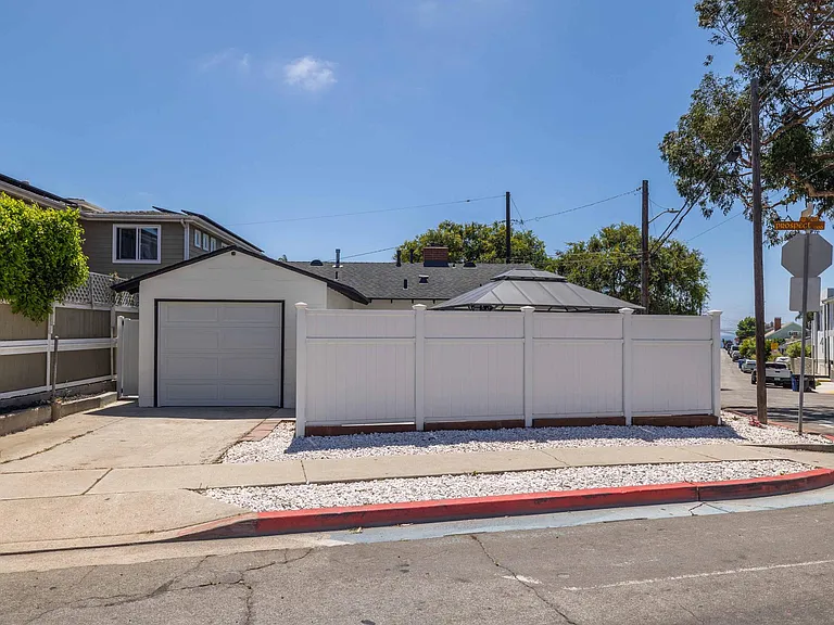 1326 Corona St — Photo 29