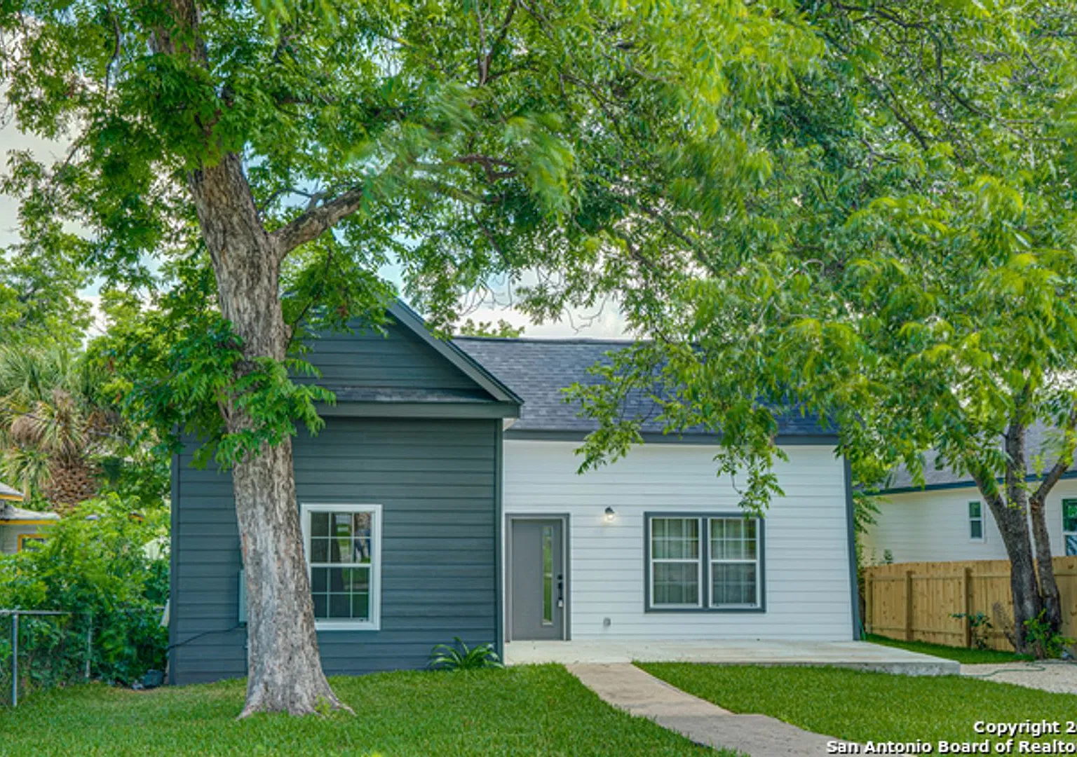 Beautifully Renovated 3 Bedroom in Denver Heights — Photo 3