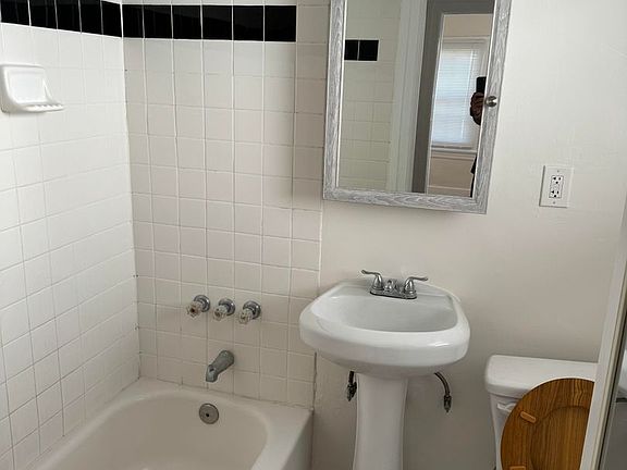 5th image of 807 N Fuller Ave #807