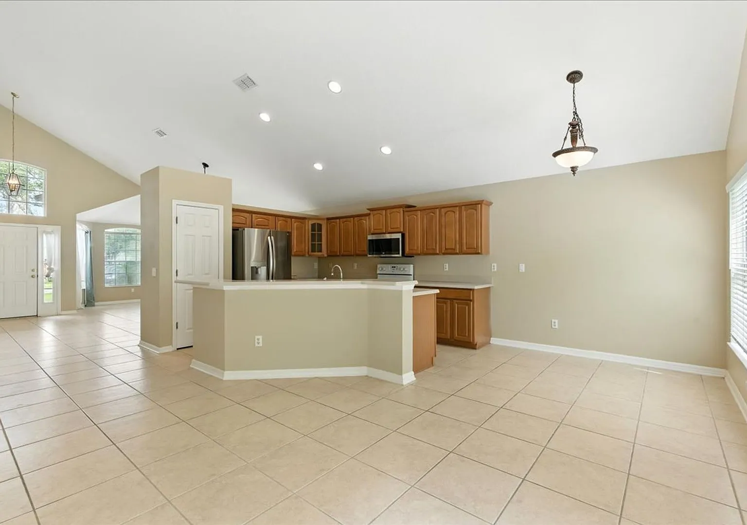 5 BR / 2.5 BA Home In Avalon Lakes — Photo 4