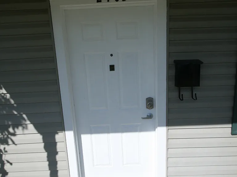 2705 Rose Dr — Photo 2