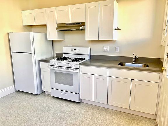 3rd image of 122 Tiffany Ave