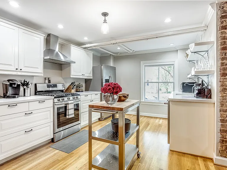 Bright, spacious kitchen