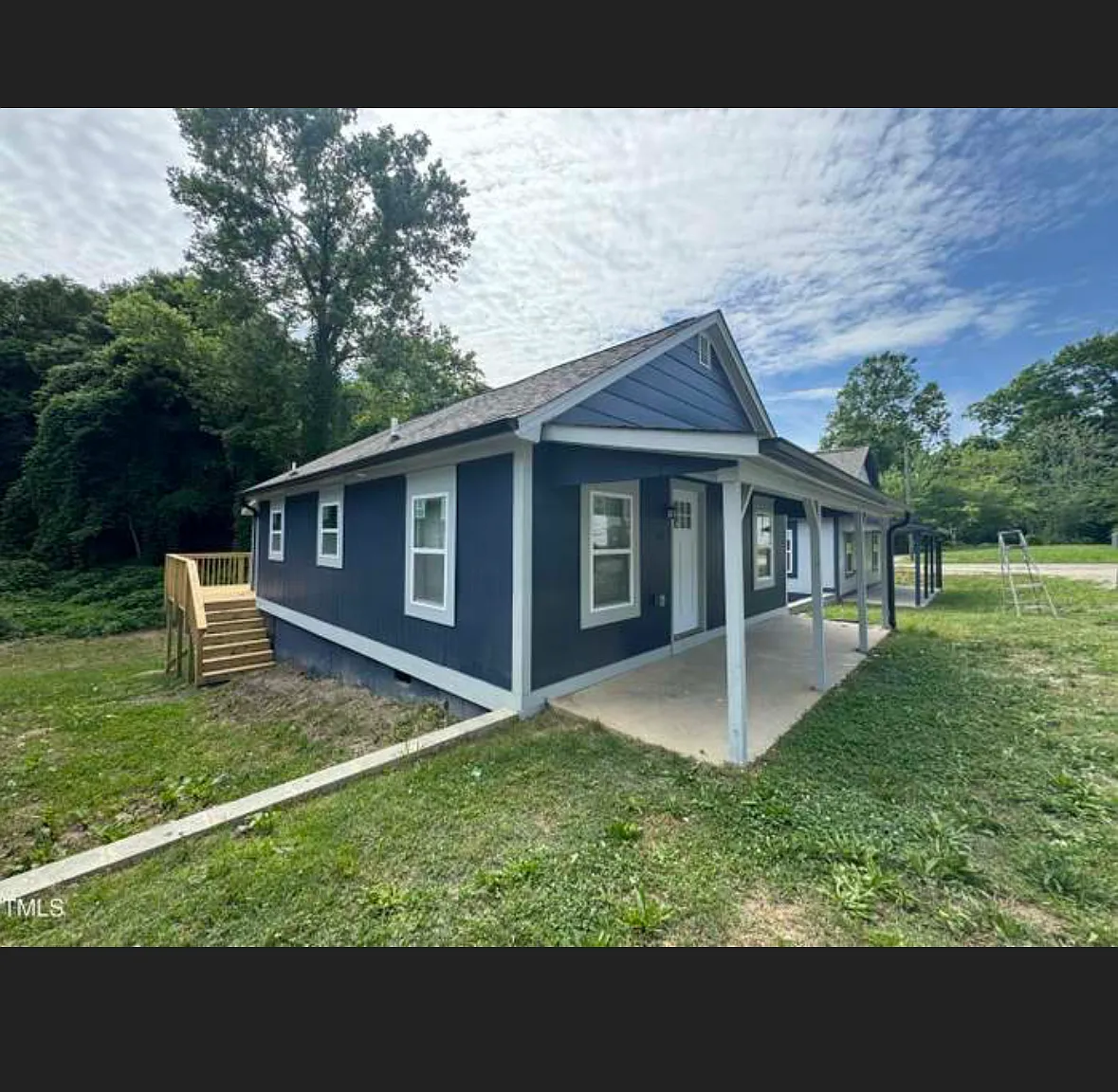 3 bed, 860 sqft, $1,300 — Photo 1