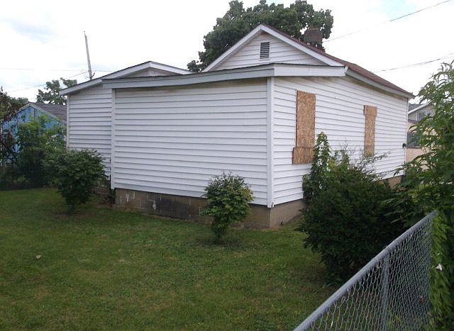 2nd image of 929 Clinton St
