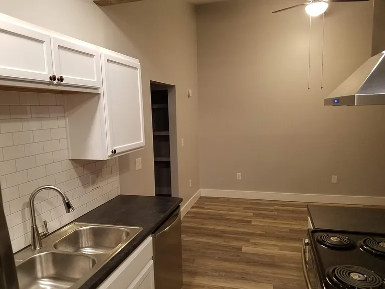 220 Main St — Photo 9