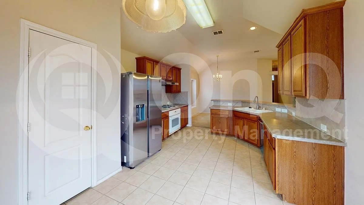 3 bed, 2.0 bath, 1750 sqft, $2,250 — Photo 3