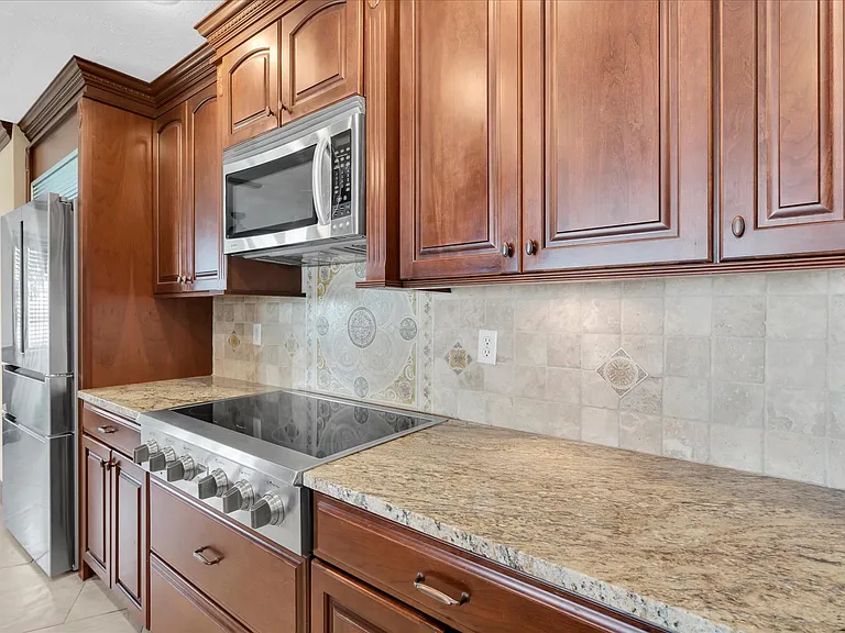 5810 Bahama Shores Dr S — Photo 15