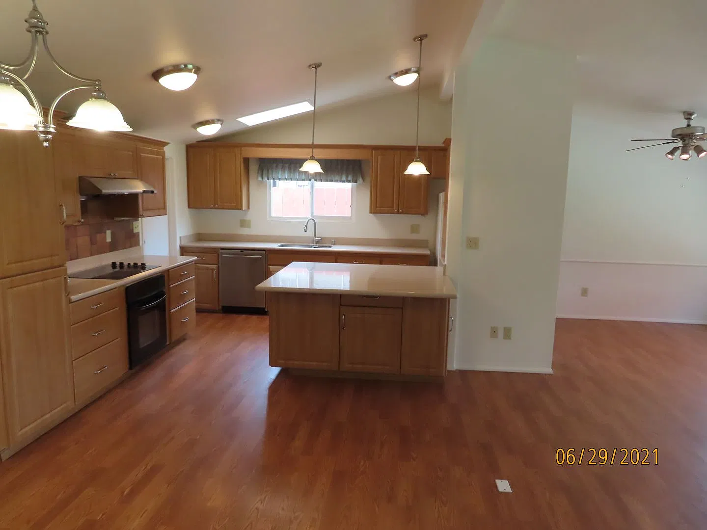 Three bedroom house in Serra Mesa area of San Diego — Photo 3