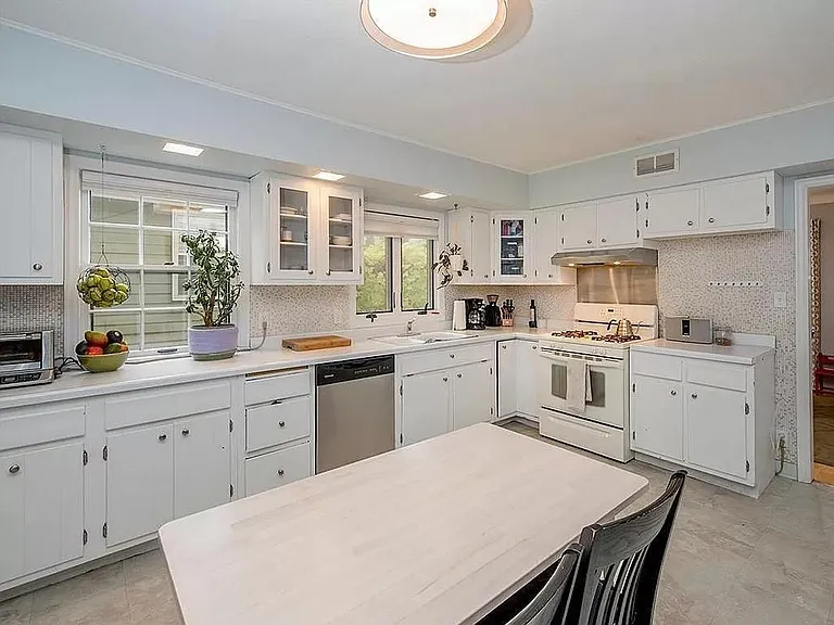 1290 Watson Ave — Photo 6