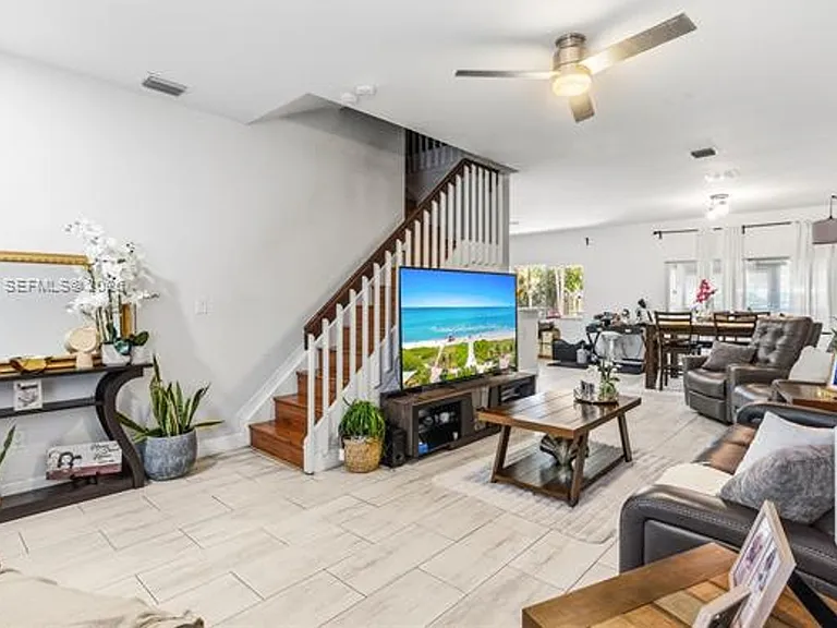 1844 SW 102nd Way #Townhouse 1844 — Photo 6