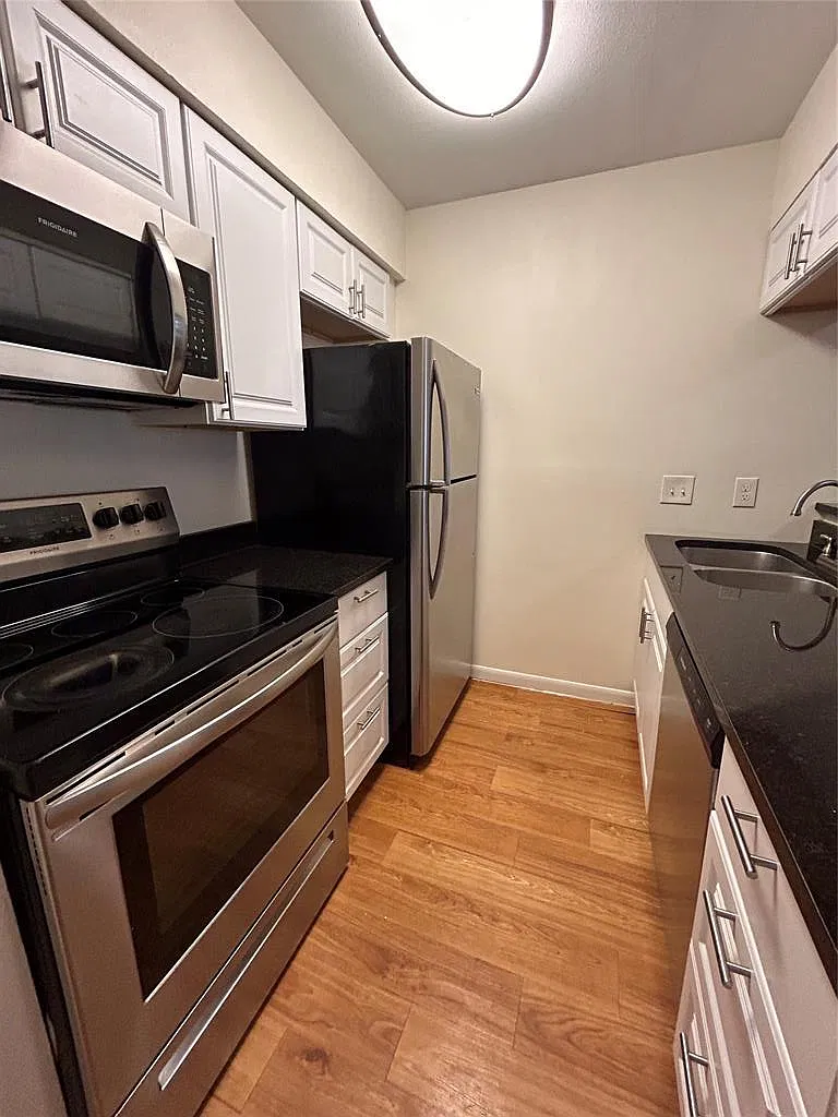 2 bed, 2.0 bath, 829 sqft, $2,200 — Photo 3