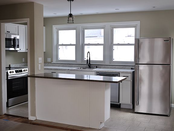 2nd image of 257 Pawling Ave Unit 2
