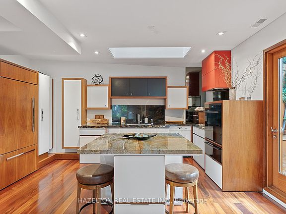 5th image of 32 Regal Rd