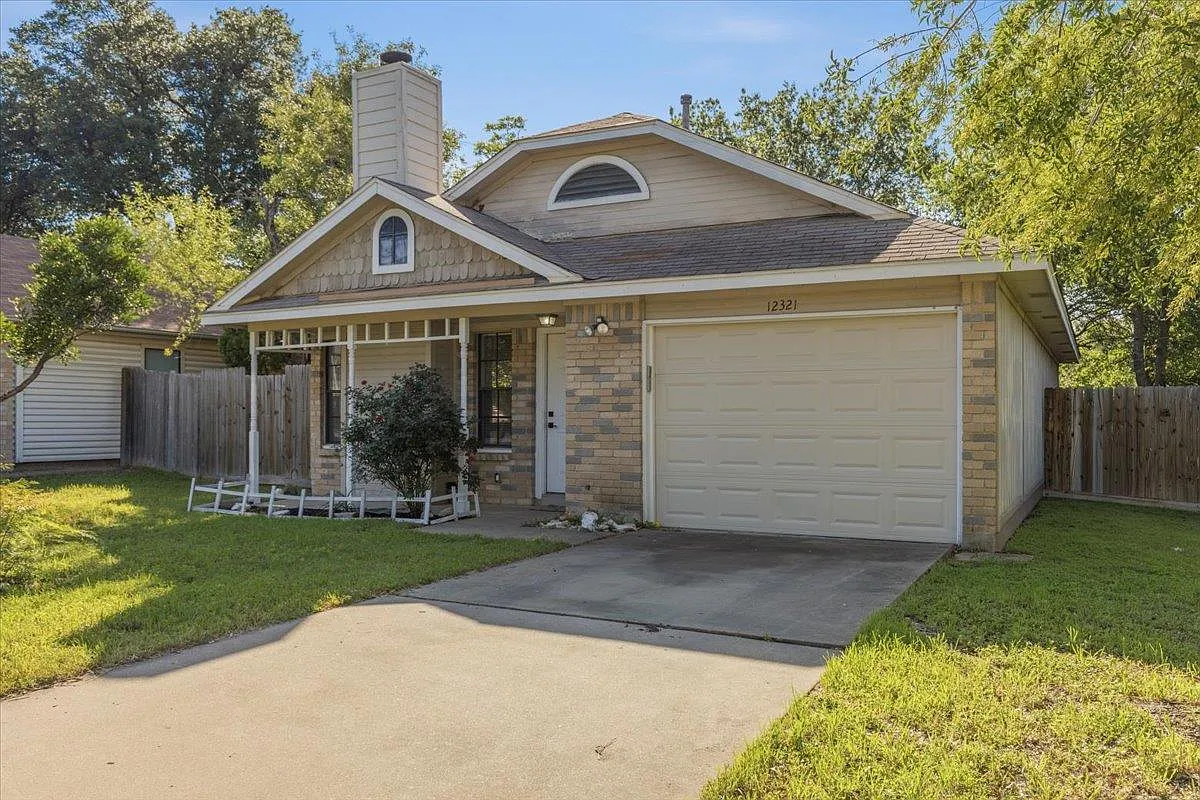 3 bed, 2.0 bath, 1072 sqft, $2,100 — Photo 2