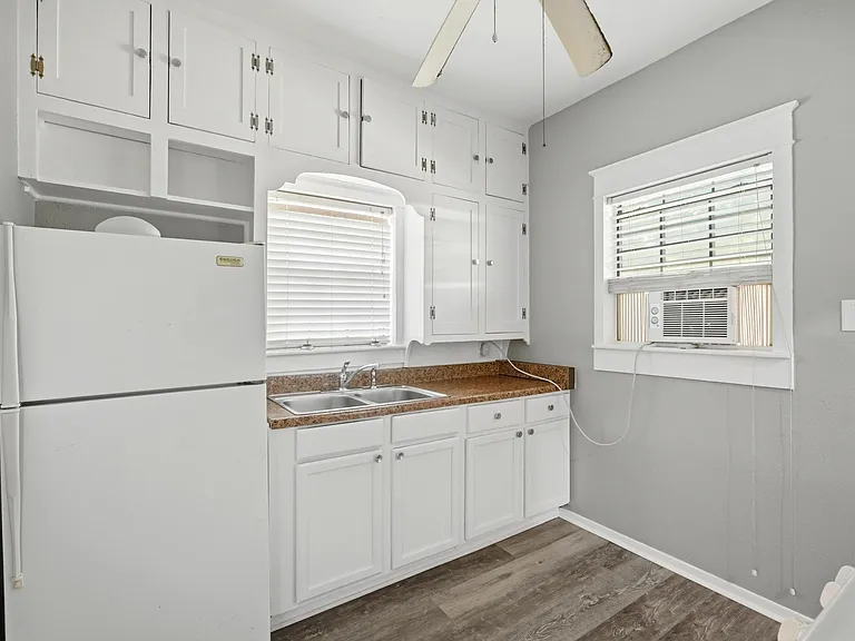735 Victoria St — Photo 11