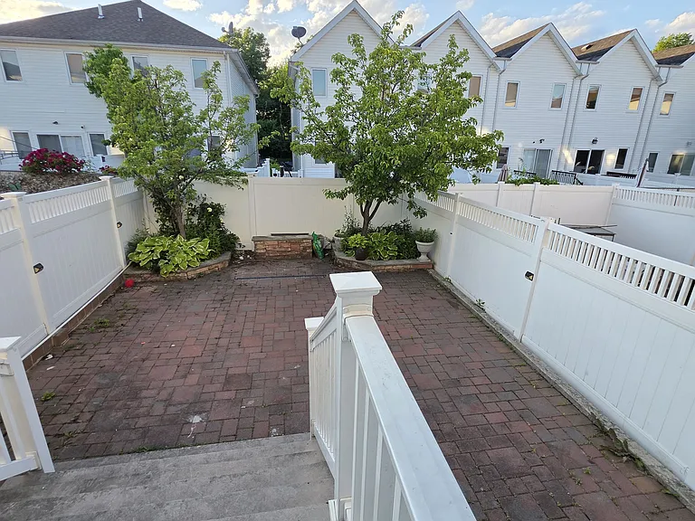Mosely Ave — Photo 3