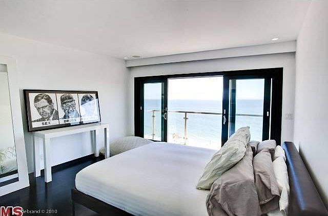 Bedroom facing the ocean