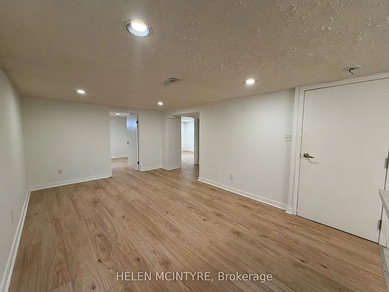 34 Dunning Cres — Photo 5