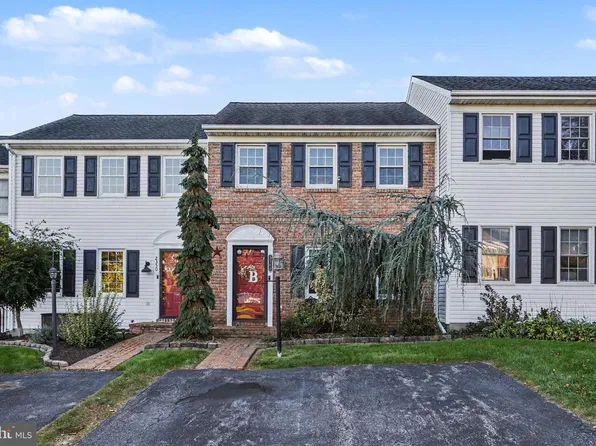 2360 Woodmont Dr, York, PA 17404