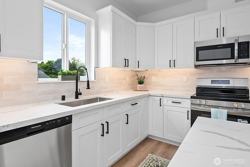 5th image of 1122 Tecumseh Street