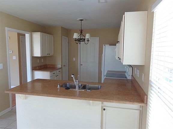 3rd image of 2556 Governors Pointe Ct NE