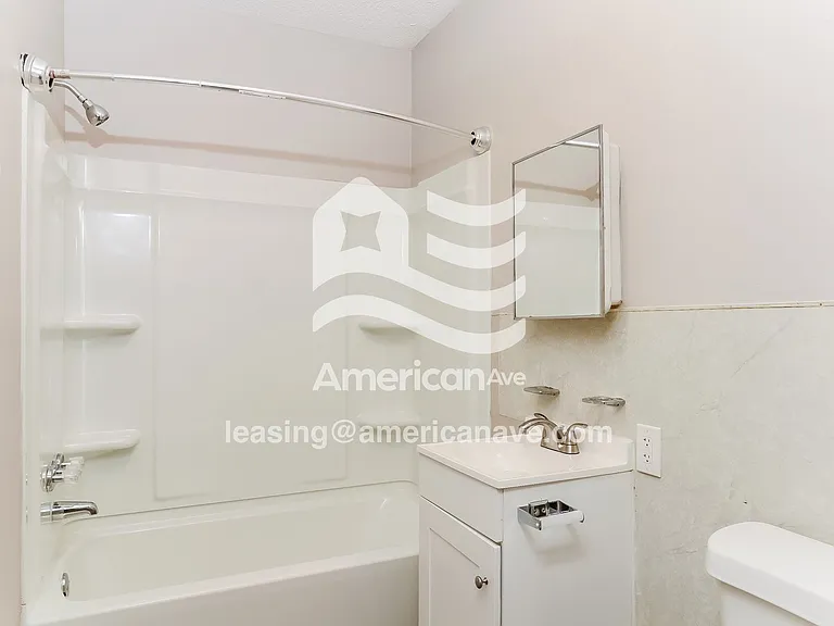 702435_011_main_bathroom_13685228.jpg