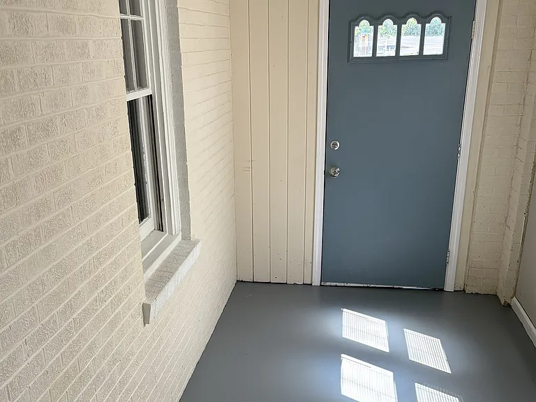 Breezeway / Side Entrance