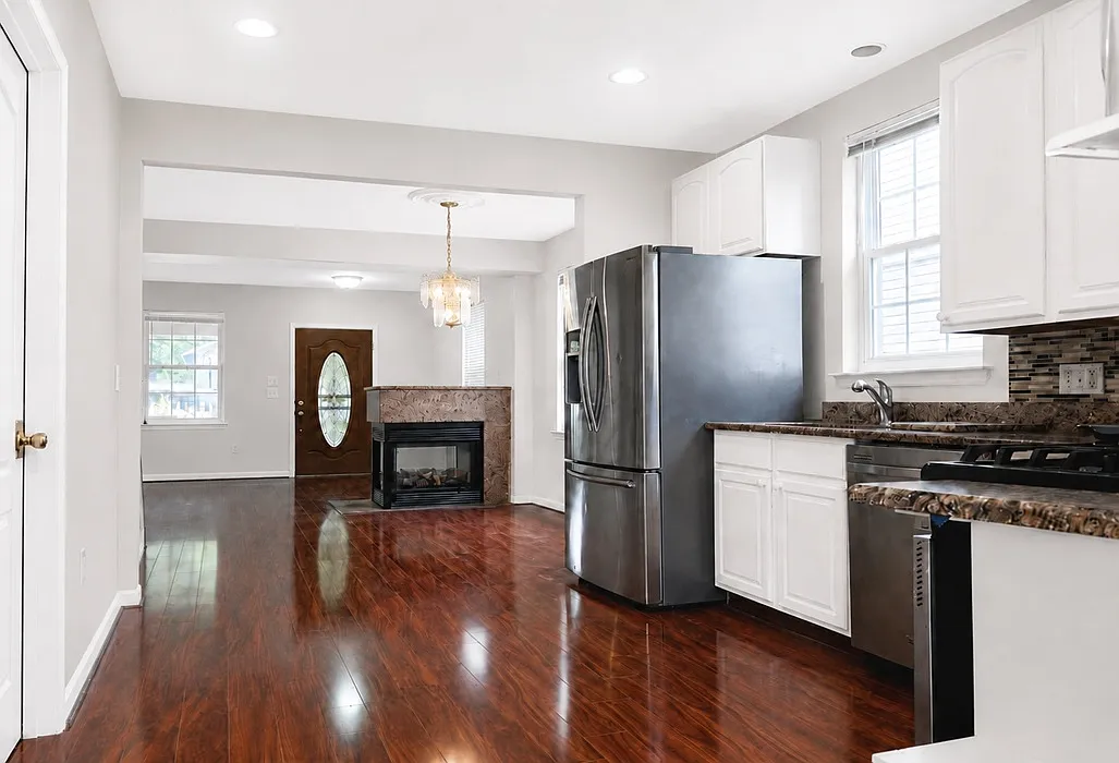 4 bed, 2353 sqft, $4,200 — Photo 2
