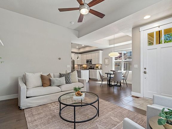 5th image of 2556 Des Moines Dr #104