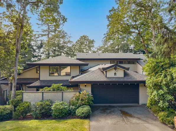909 Carolwood Dr #6, Saanich, BC V8X 3T9