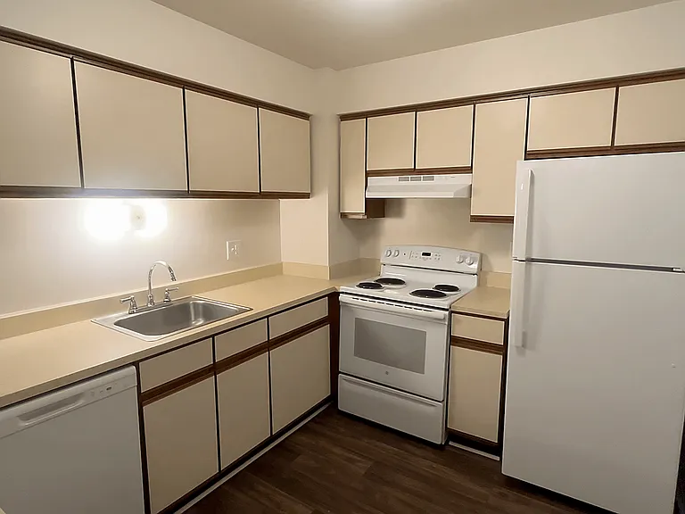 Lakeside Village Apartments — Photo 120