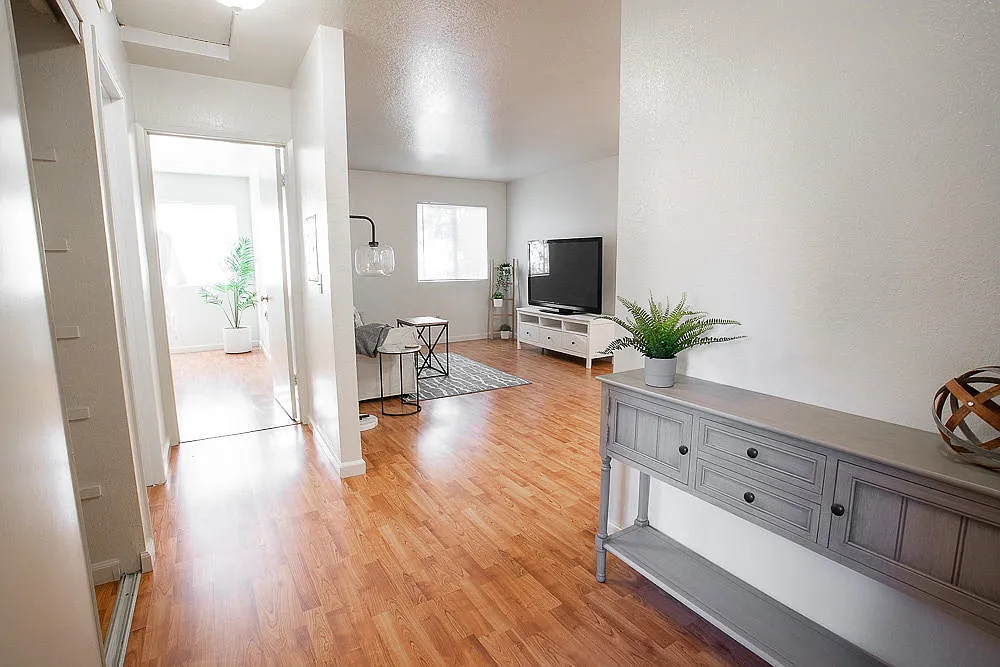 Walnut Apartments — Photo 3
