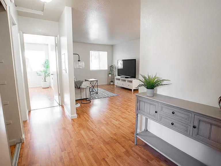 Walnut Apartments — Photo 3