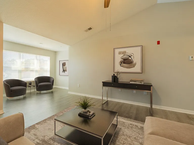 Royal Point Apartments — Photo 10