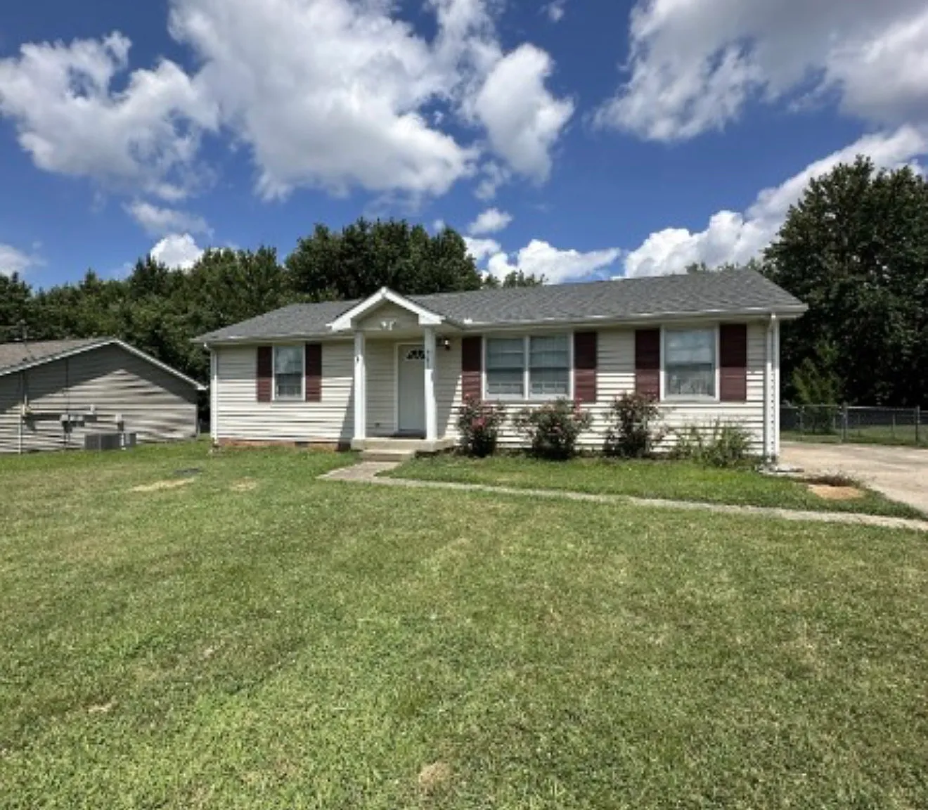 3 bed, 1.5 bath, 1056 sqft, $1,450 — Photo 1