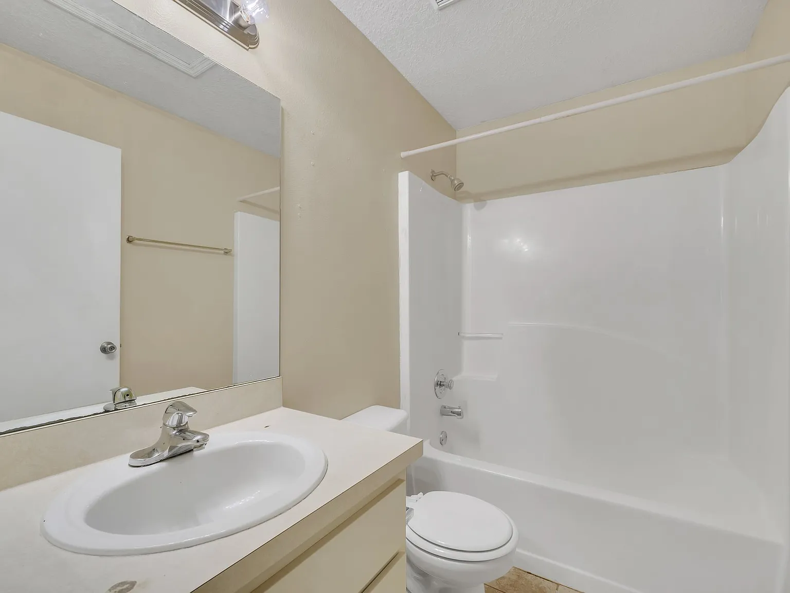 2 bed, 1000 sqft, $1,350 — Photo 2