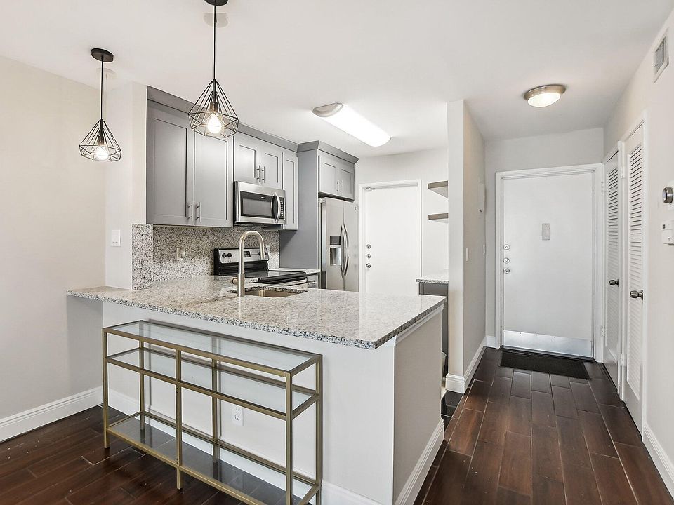 1st image of 400 SE 10th Street #103