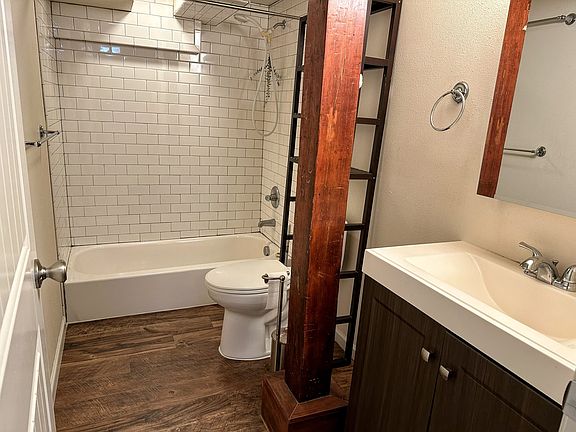 5th image of 7411 N Vincent Ave Unit B