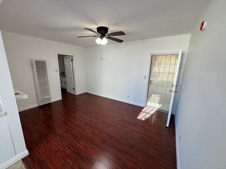 Hollyking Apartments — Photo 31