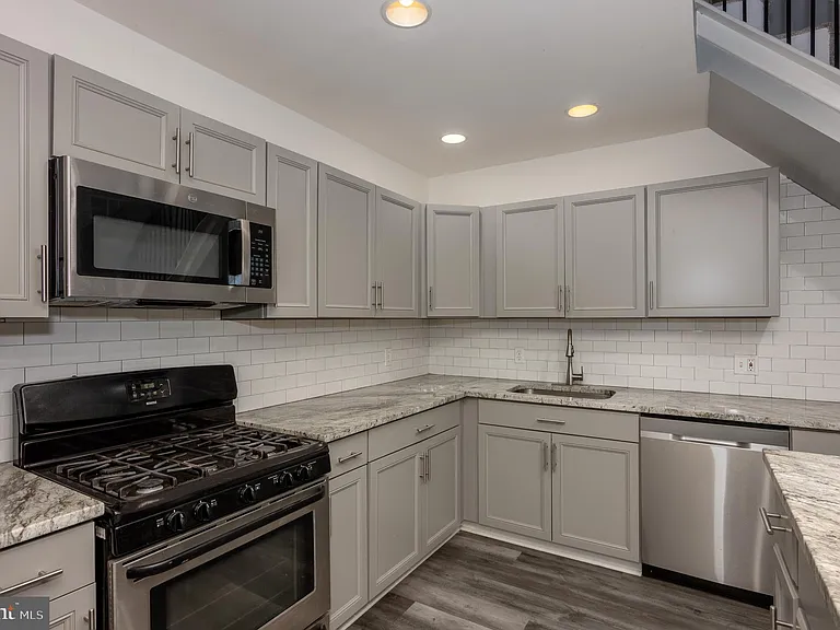 4616 Curtis Ave #B — Photo 2