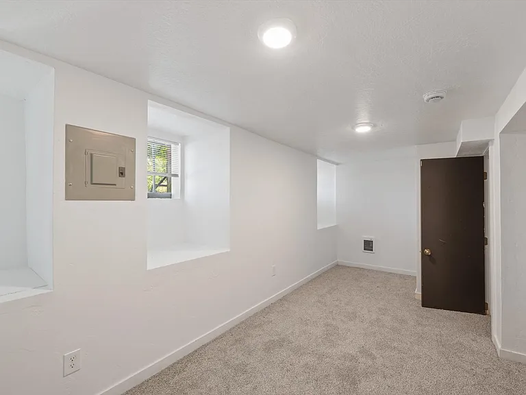 604 E 3rd Ave — Photo 9