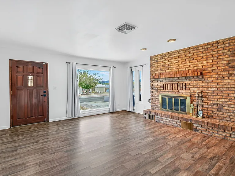 572 Federal St — Photo 4