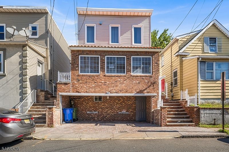 1st image of 731 Mcgillvray Pl
