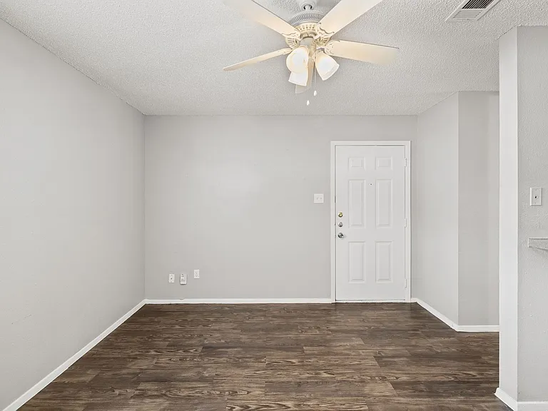 Awesome open Studio Apartments Close to Downtown — Photo 25
