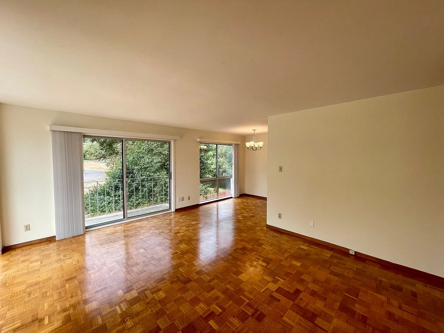 650 Lake Street - 2Bed/2Bath with Parking Available! — Photo 3