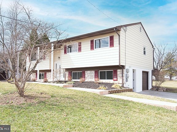 3rd image of 1330 Ridgeview Dr