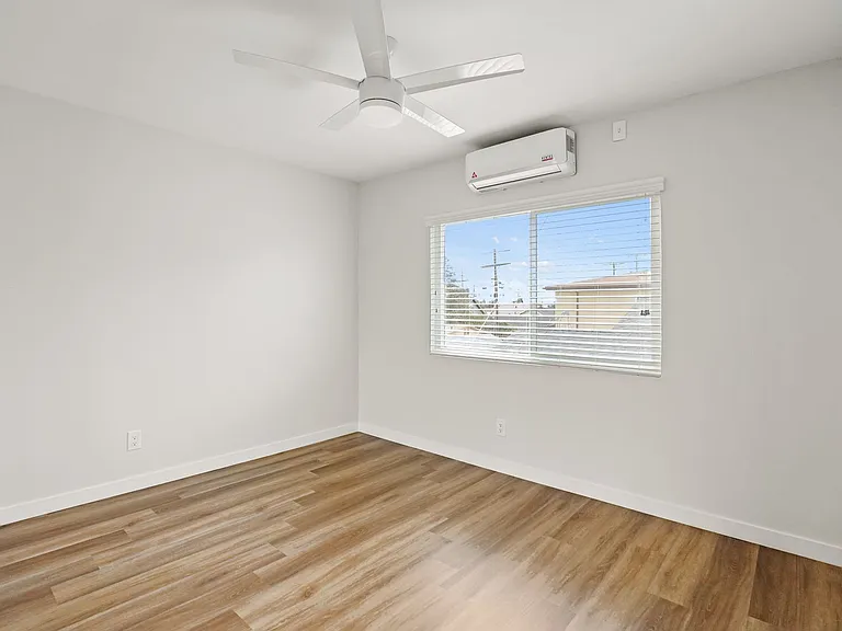 1358 W 36th St — Photo 30